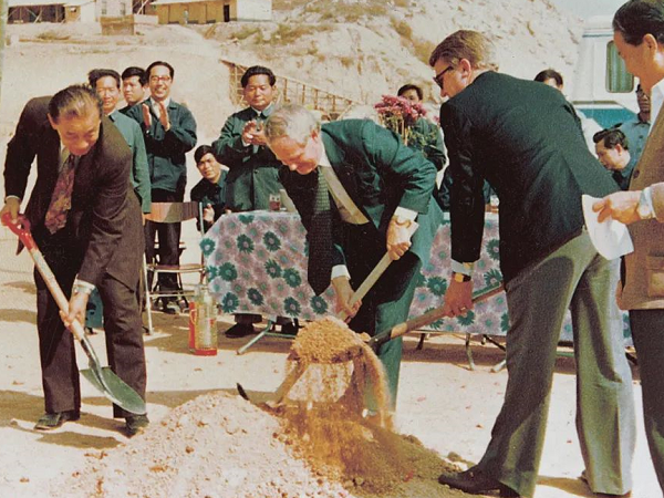 人民日?qǐng)?bào) | 麥伯良：敢闖敢試，泥路走成幸福路